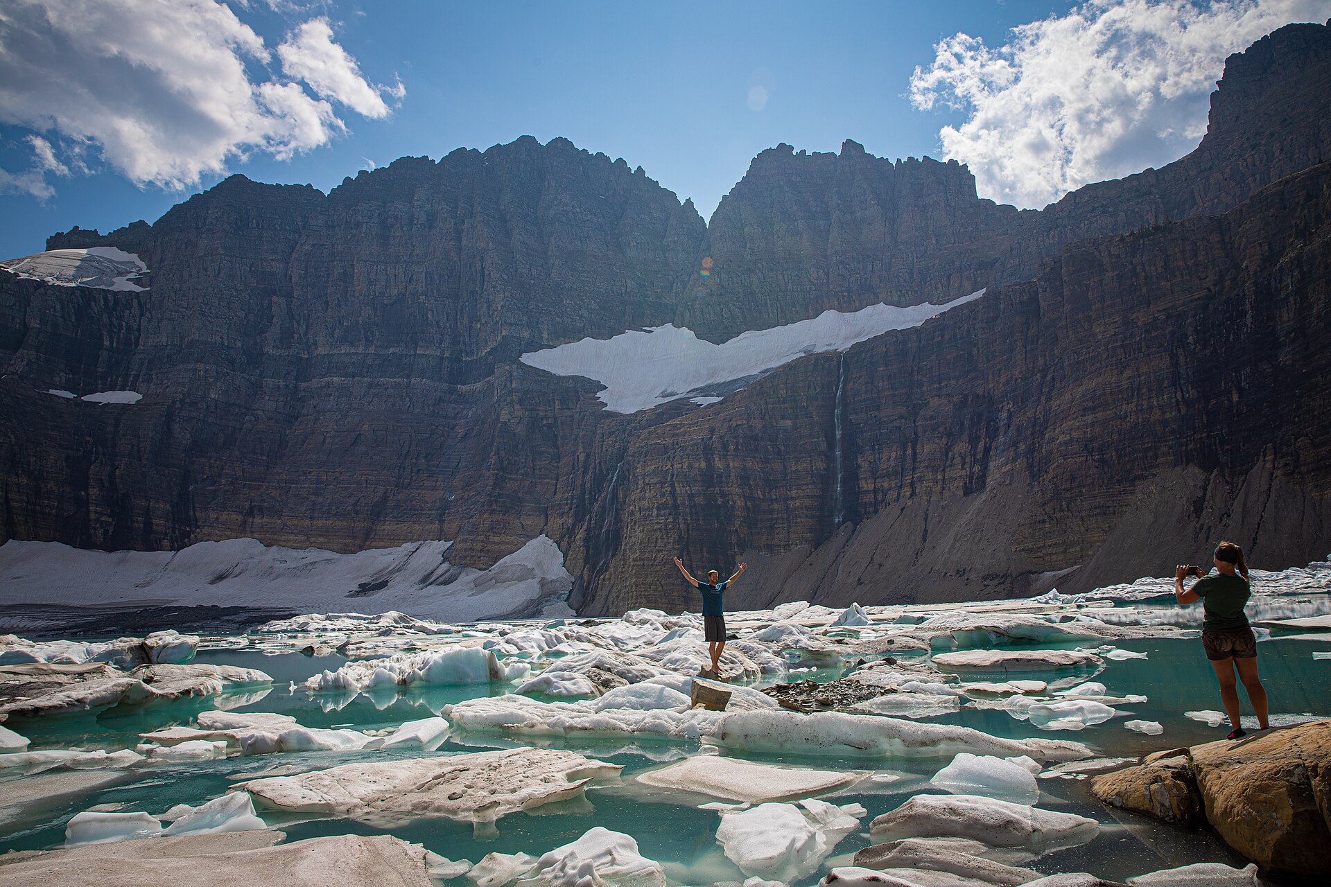 Upper Grinnell Lake、漂浮冰块与背后的 Salamander Glacier 岩壁