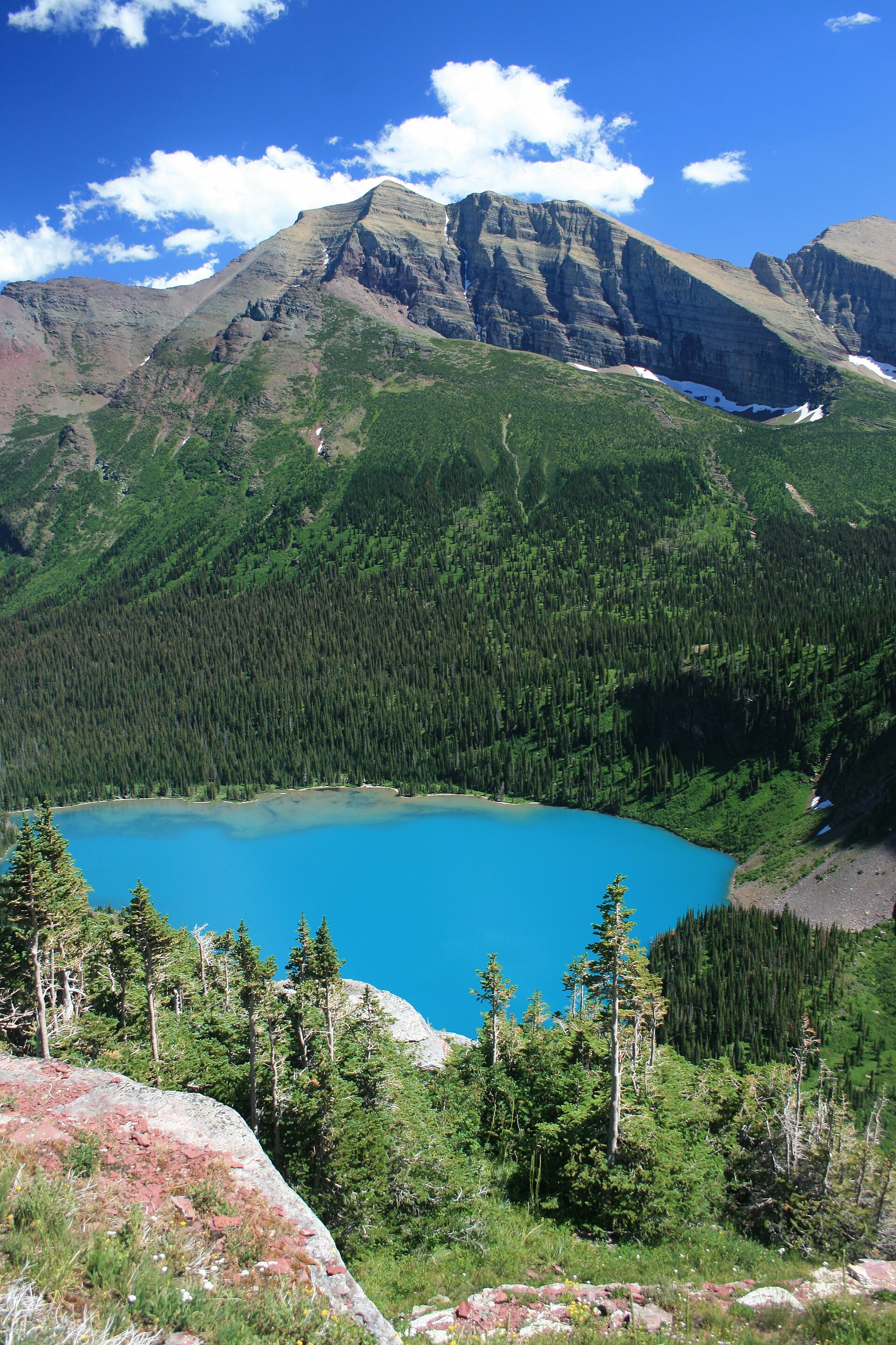 Grinnell Glacier Trail 高处俯瞰蓝绿色的 Grinnell Lake