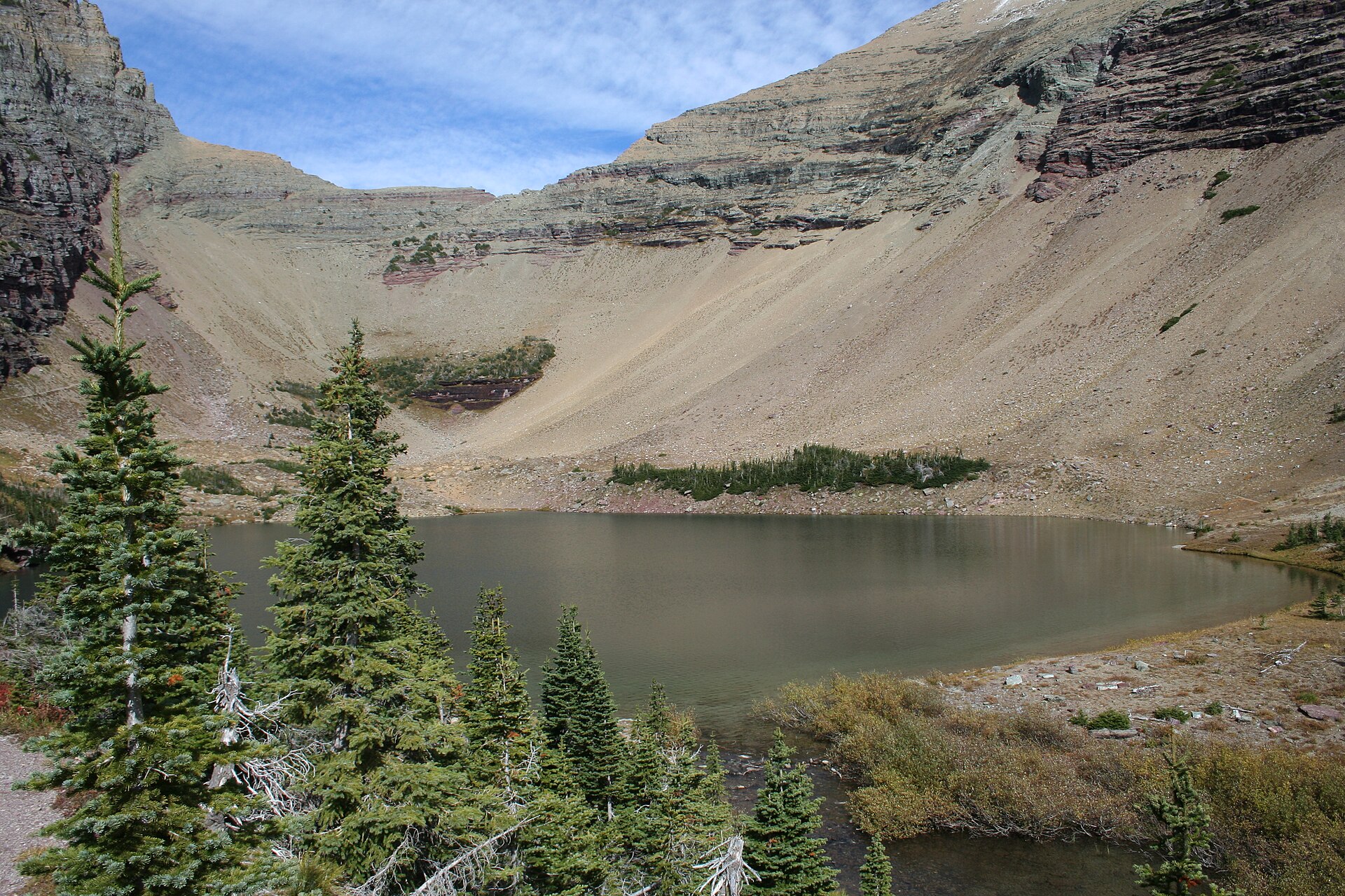 Ptarmigan Wall 下方的 Ptarmigan Lake 与高山碎石坡