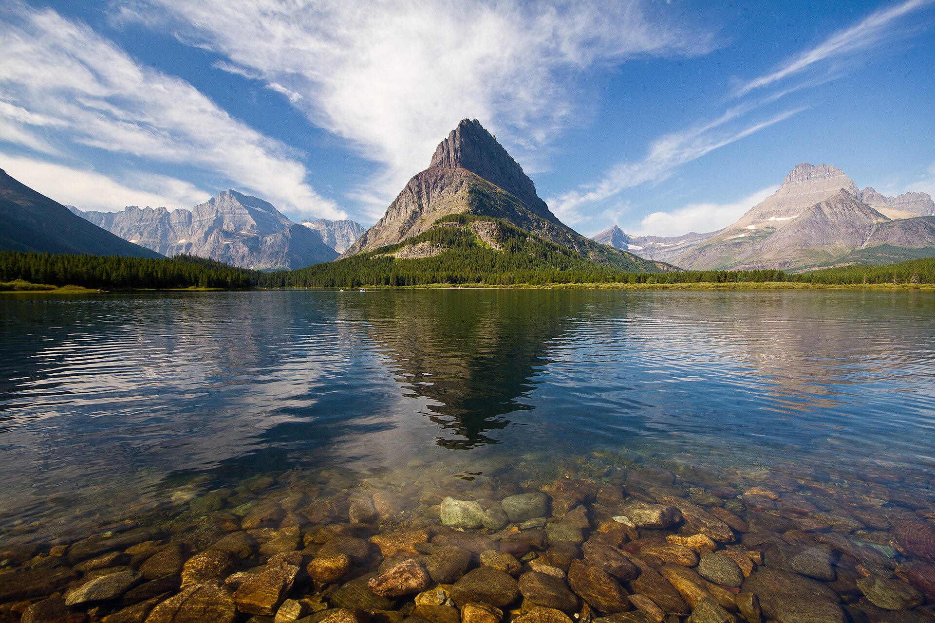 Swiftcurrent Lake 湖面与 Many Glacier 群峰全景
